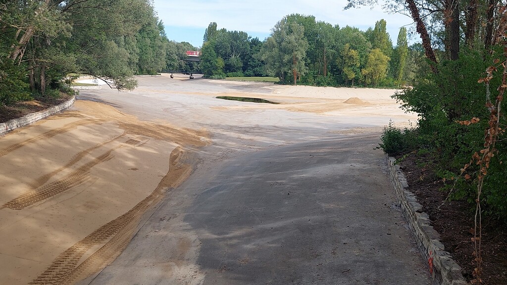 Rheinauenpark in Bonn-Gronau (2022), der 15 Hektar große Rheinauensee wurde im Zuge einer umfassenden Sanierung trockengelegt.