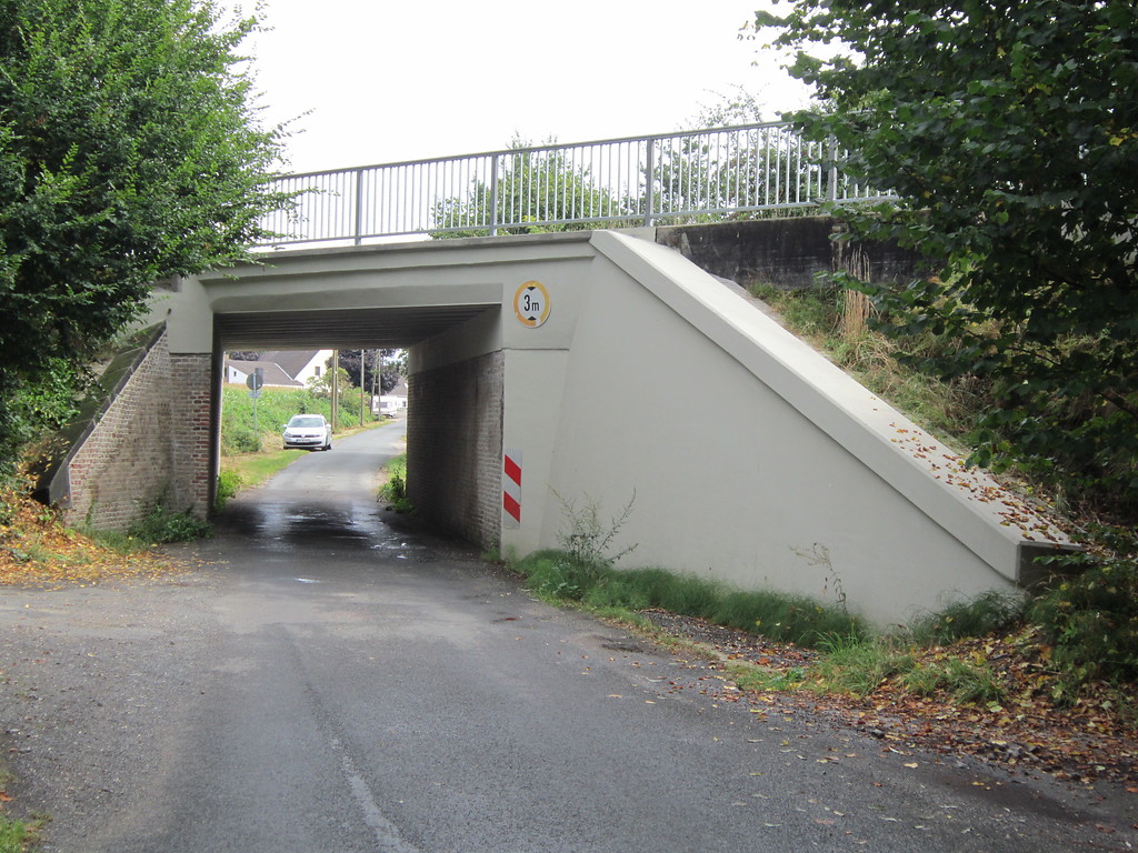 Eisenbahnbrücke der Bahnlinie von Kleve nach Kranenburg über die Hornderichstraße, von Nordwesten gesehen (2013)