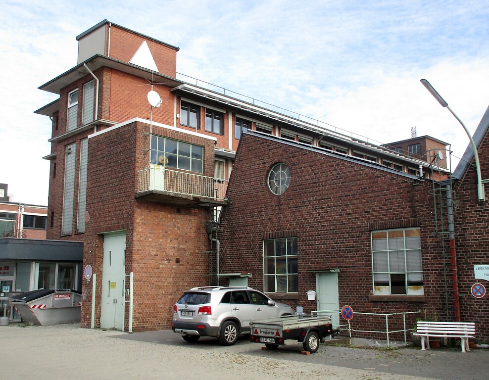 Backstein-Industriegebäude der einstigen Firma Walther & Cie bzw. Total Walther GmbH im heutigen Gewerbe- und Industriegebiet "Leskan Park" an der Waltherstraße in Köln-Dellbrück (2022).
