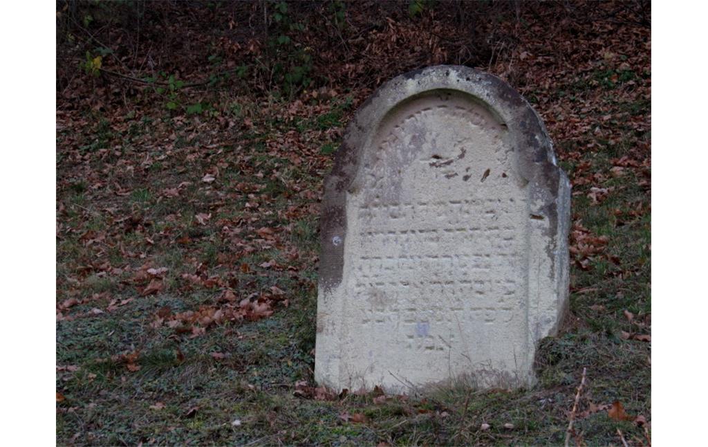 Ein Grabstein auf dem jüdischen Friedhof am Ehrlichsberg in Miehlen (2012).