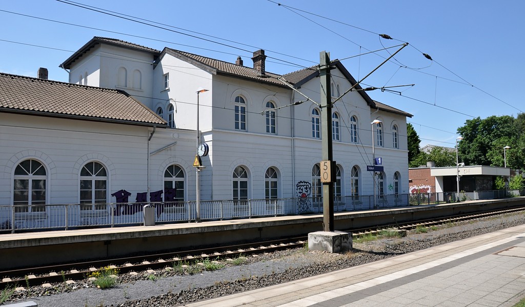 Das Empfangsgebäude Bahnhof Dülken, Blick auf die Gleisseite (2017).