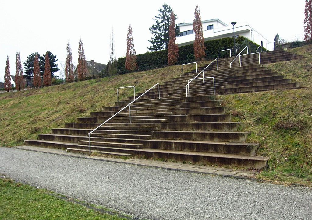 Original erhaltener Treppenaufgang der Haupttribüne des ehemaligen Bökelbergstadions (2015).