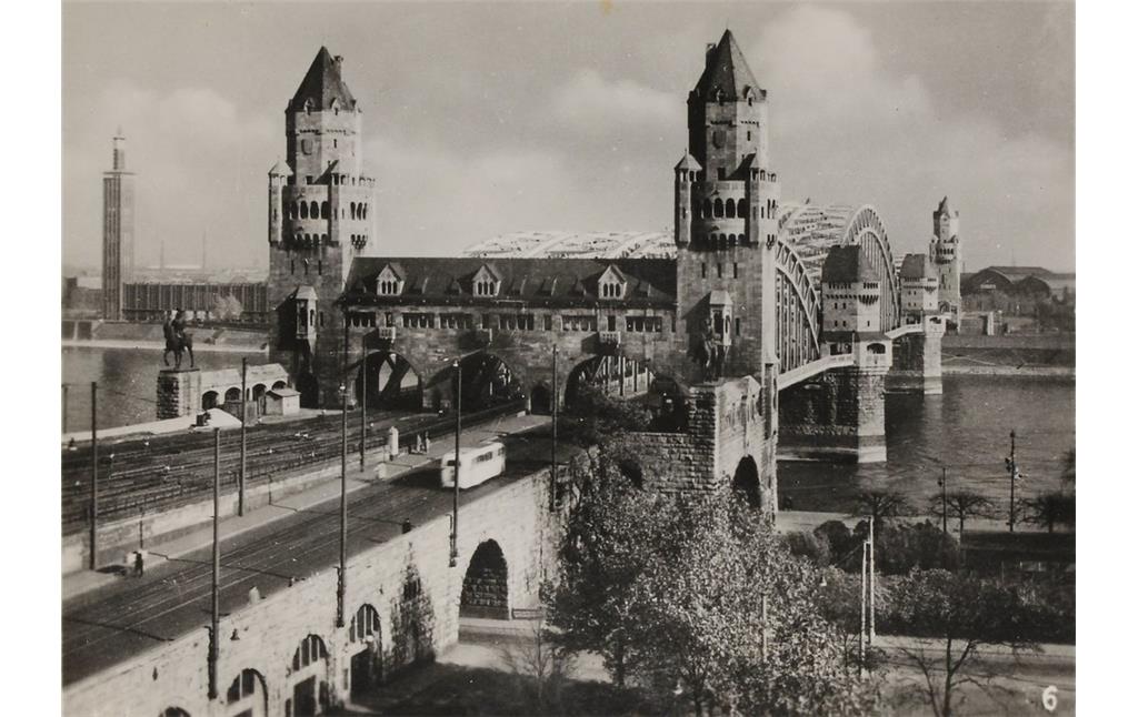 Historische Aufnahme der Kölner Hohenzollernbrücke in Blickrichtung Deutz (vor dem Zweiten Weltkrieg, wohl 1930er Jahre).