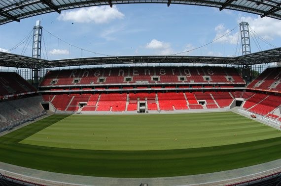 Spielfeld und Tribüne im RheinEnergie-Stadion