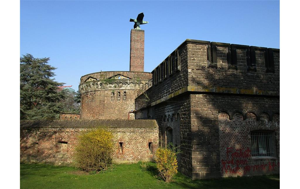 Das massive Reduit (Rückzugwerk) des einstigen Fort I "Rheinschanze" bzw. "Fort Erbgroßherzog Paul von Mecklenburg" mit dem Kriegerdenkmal in Form eines Adlers im Inneren Grüngürtel in Neustadt-Süd (2022).