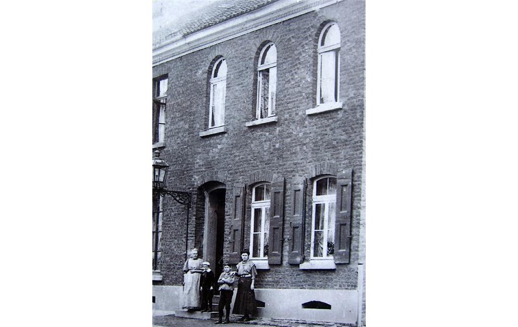 Historische Aufnahme zwischen 1900 und 1930 des Gebäudes Marienstraße 37 in Krefeld-Fischeln, in dem sich früher das jüdische Bethaus befand. Das Bild ist auf der Hinweis- und Informationstafel der "Bürger-Schützen-Gesellschaft 1451 Fischeln e.V." neben dem Hauseingang zu sehen (2014).