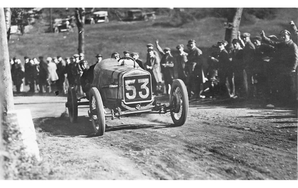 Historische Aufnahme vom ADAC-Eifelrennen 1926 ("Eifel-Rundfahrt"), im Bild der Lokalmatador Gustav Münz (1881-1963) aus Düren mit seinem selbst umgebauten Ford T Speedster.