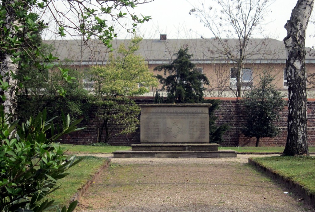 Der zentrale Gedenkstein auf dem Jüdischen Friedhof in der Klever Straße in Moers (2014)