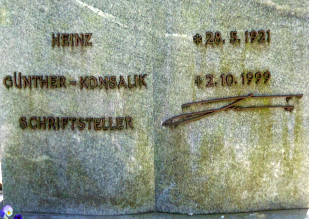 Inschrift der Grabstätte des Schriftstellers Heinz G. Konsalik auf dem Melatenfriedhof in Köln-Lindenthal (2020).
