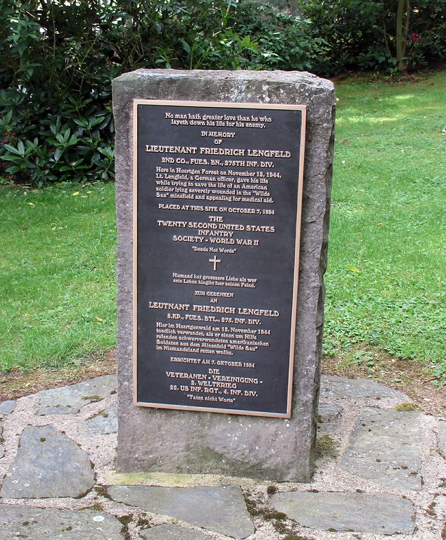 Gedenkstein für einen deutschen Soldaten auf dem Soldatenfriedhof in Hürtgenwald-Hürtgen im Kreis Düren (2017)