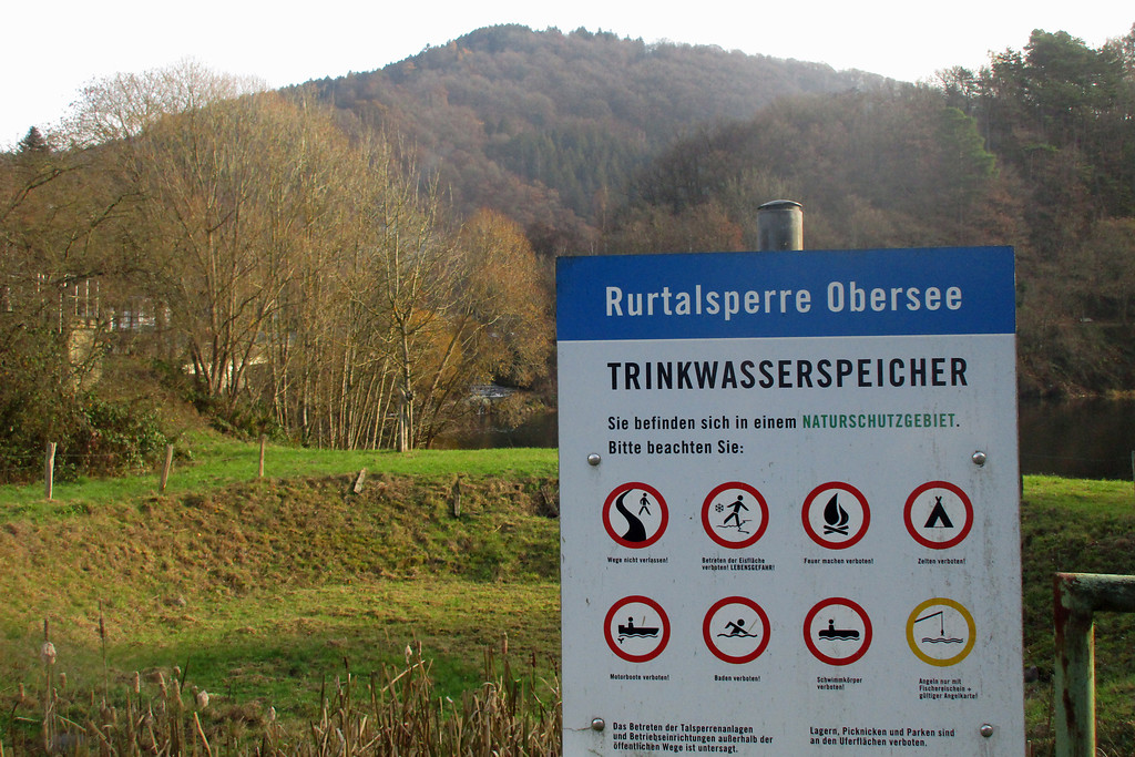 Hinweisschild "Trinkswasserspeicher" am Übergang vom Obersee der Rur in den Stausee der Rurtalsperre bei Simmerath-Rurberg (2016).