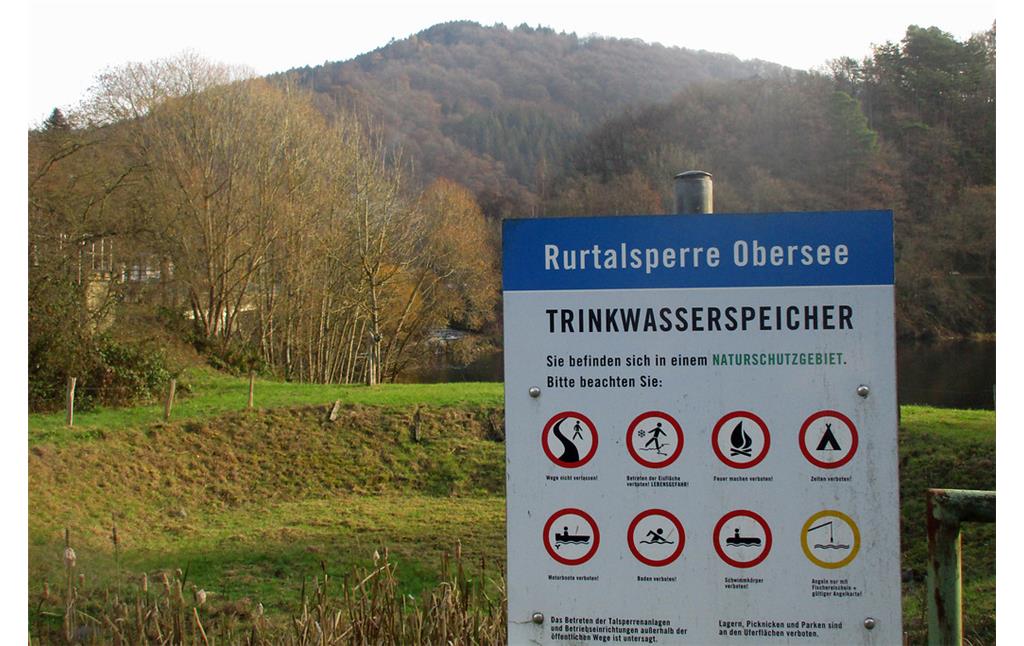 Hinweisschild "Trinkswasserspeicher" am Übergang vom Obersee der Rur in den Stausee der Rurtalsperre bei Simmerath-Rurberg (2016).