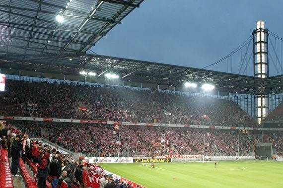Die Südtribüne des Kölner RheinEnergie-Stadions während eines Spiels (2012).