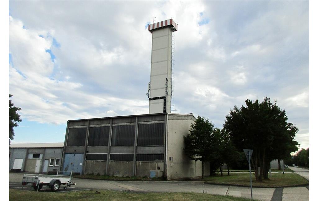 Ein Betriebsgebäude des früheren Heeresflugplatzes Mendig, der heute als ziviler Sonderlandeplatz mit Gewerbegebiet genutzt wird (2020).