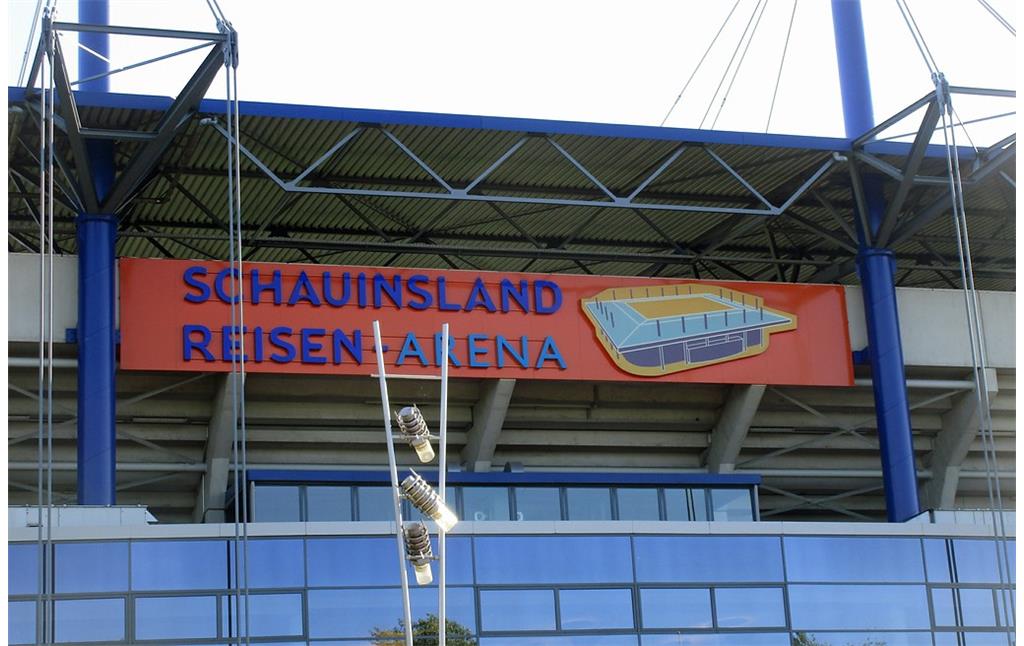 Tafel mit dem heutigen Namen "Schauinsland-Reisen-Arena" am ehemaligen Wedaustadion in Duisburg (2016).