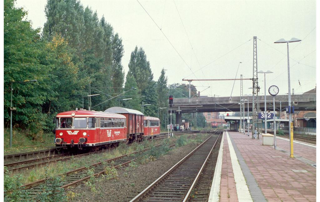 Bahnhof Stade. VS 116 + G 558 + VT 168 als Moorexpress in Stade, 03.10.2001
