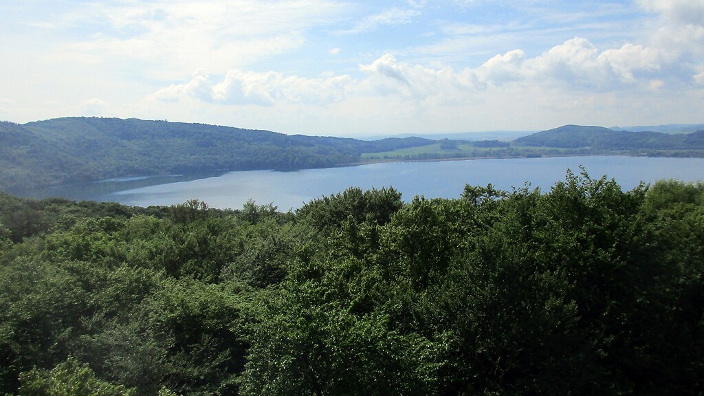 Blick von der Aussichtsterrasse des Lydiaturms bei Wassenach über den Laacher See (2020).