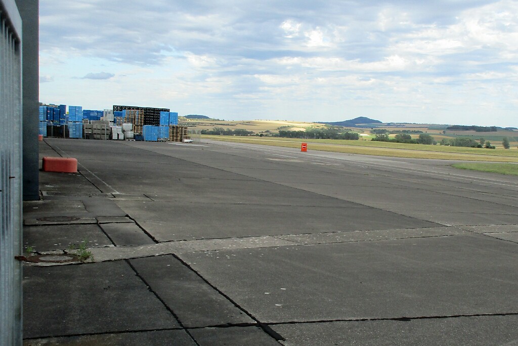 Blick auf das Flugfeld des früheren Heeresflugplatzes Mendig, heute ziviler Sonderlandeplatz (2020). Auf der Start- und Landebahn fanden 1969-1971 die "Flugplatzrennen Mendig" statt.