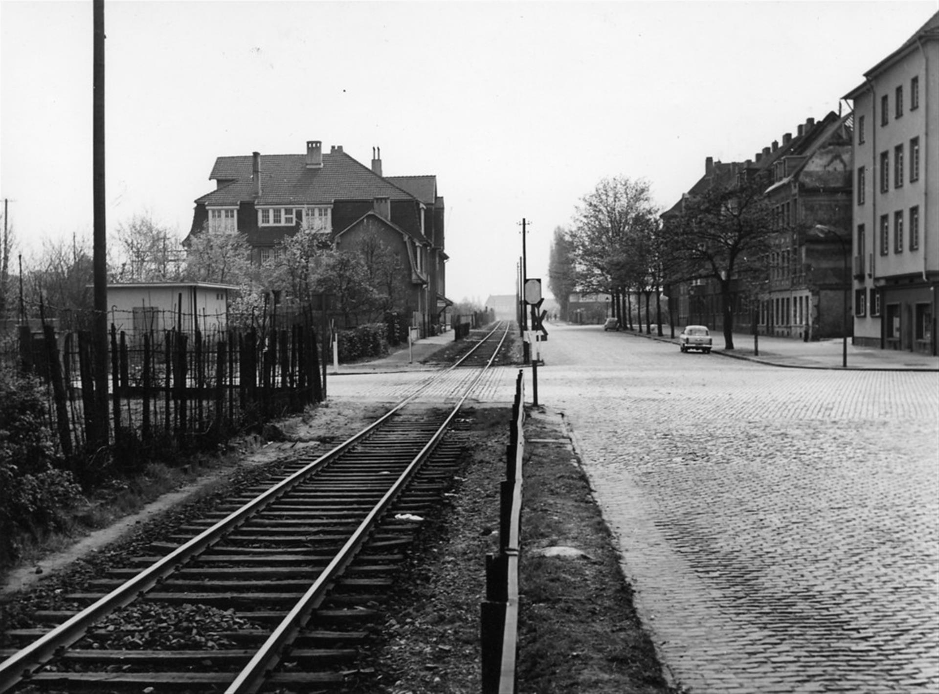 Historisches schwarz-weiß Foto der Schwarzen Bahn am Klettenberggürtel gen Süden (1956). &copy; Landschaftsverband Rheinland