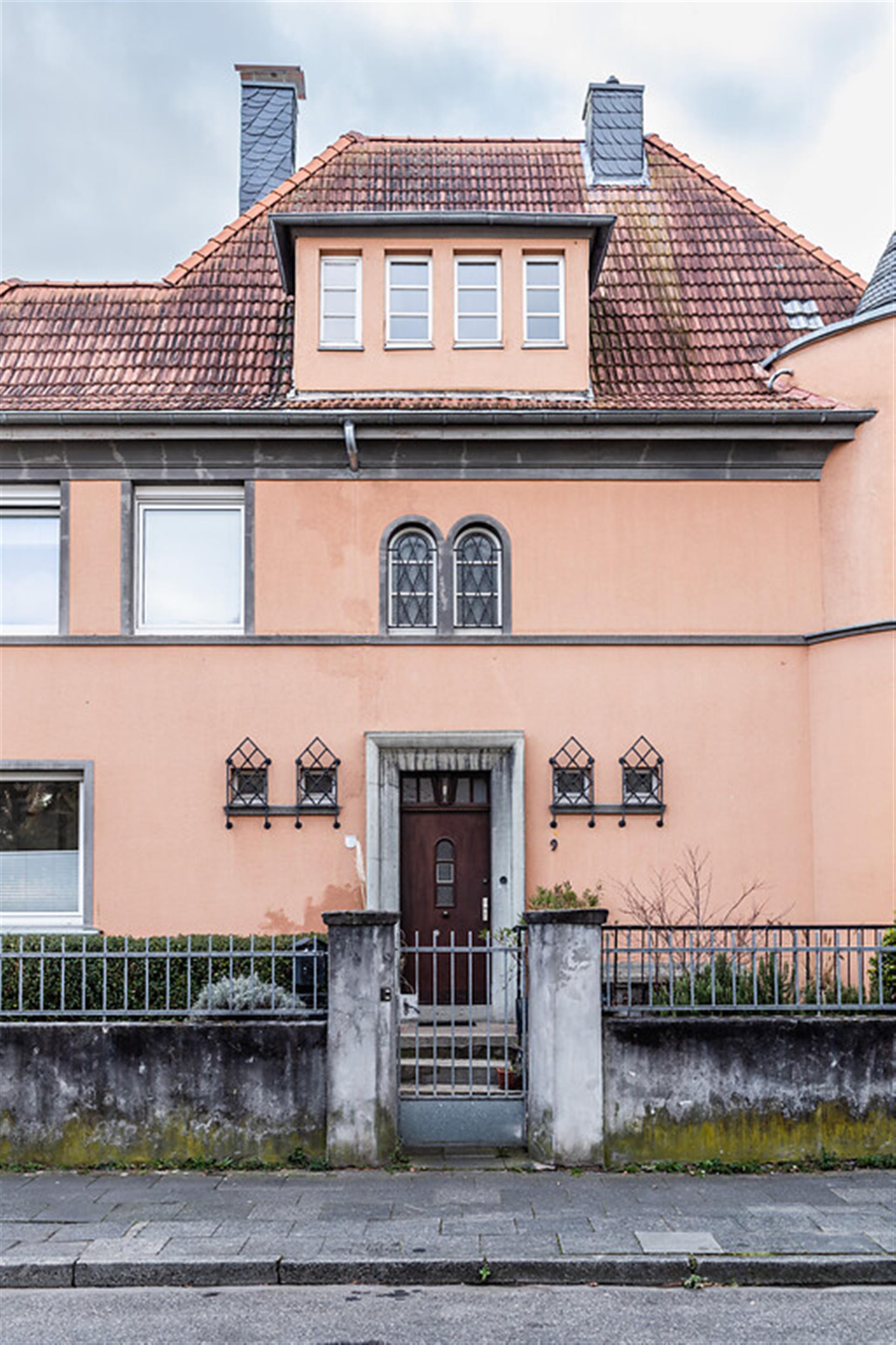 Villa für englische Besatzungssoldaten aus der Zeit um 1920 in Köln-Riehl (2022). Heute wird das Gebäude als Wohnhaus genutzt. &copy; Sebastian Löder / CC-BY 4.0
