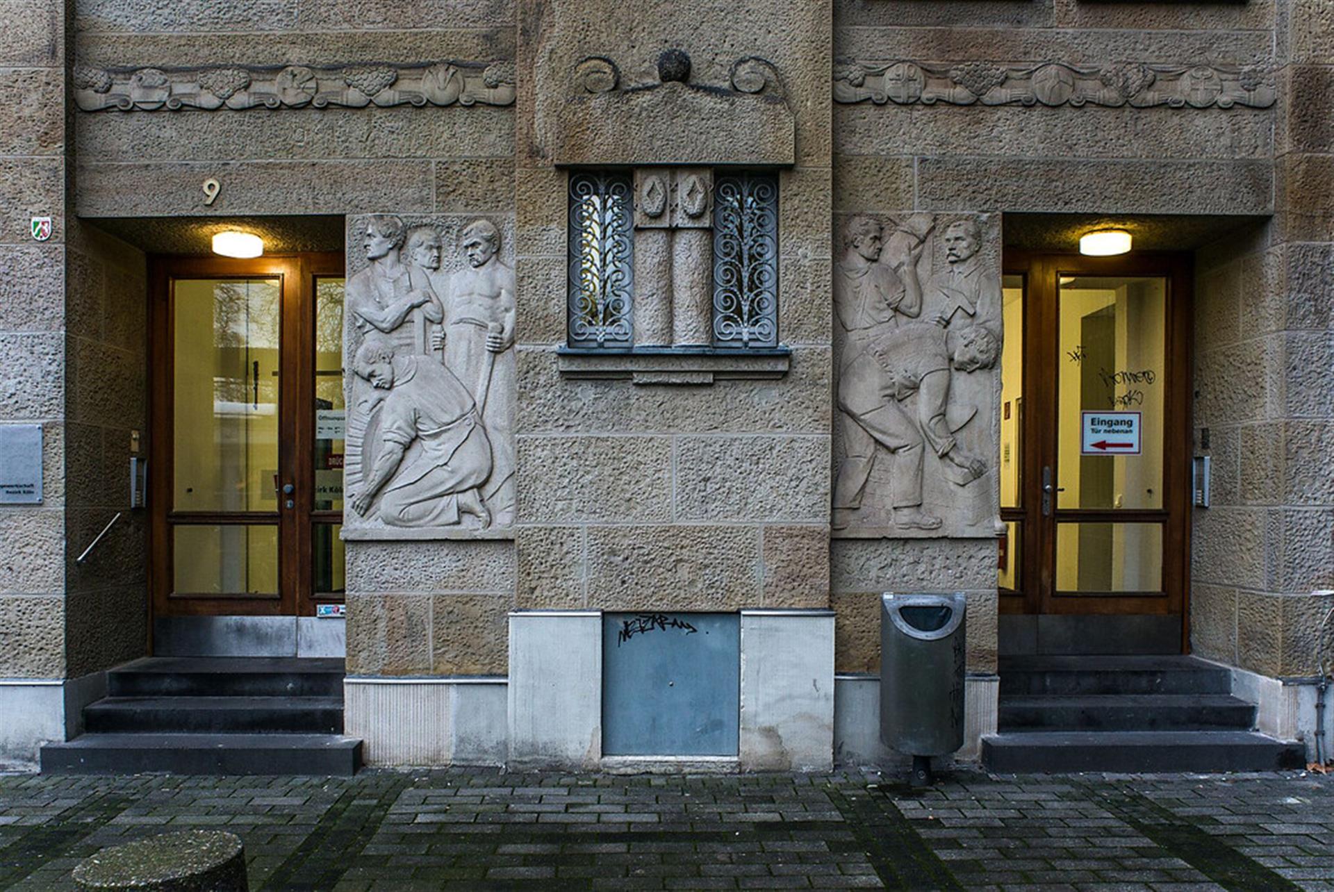 Blick auf den Eingangsbereich des DGB Gebäudes in Köln-Neustadt-Nord (2009). &copy; Jürgen Gregori