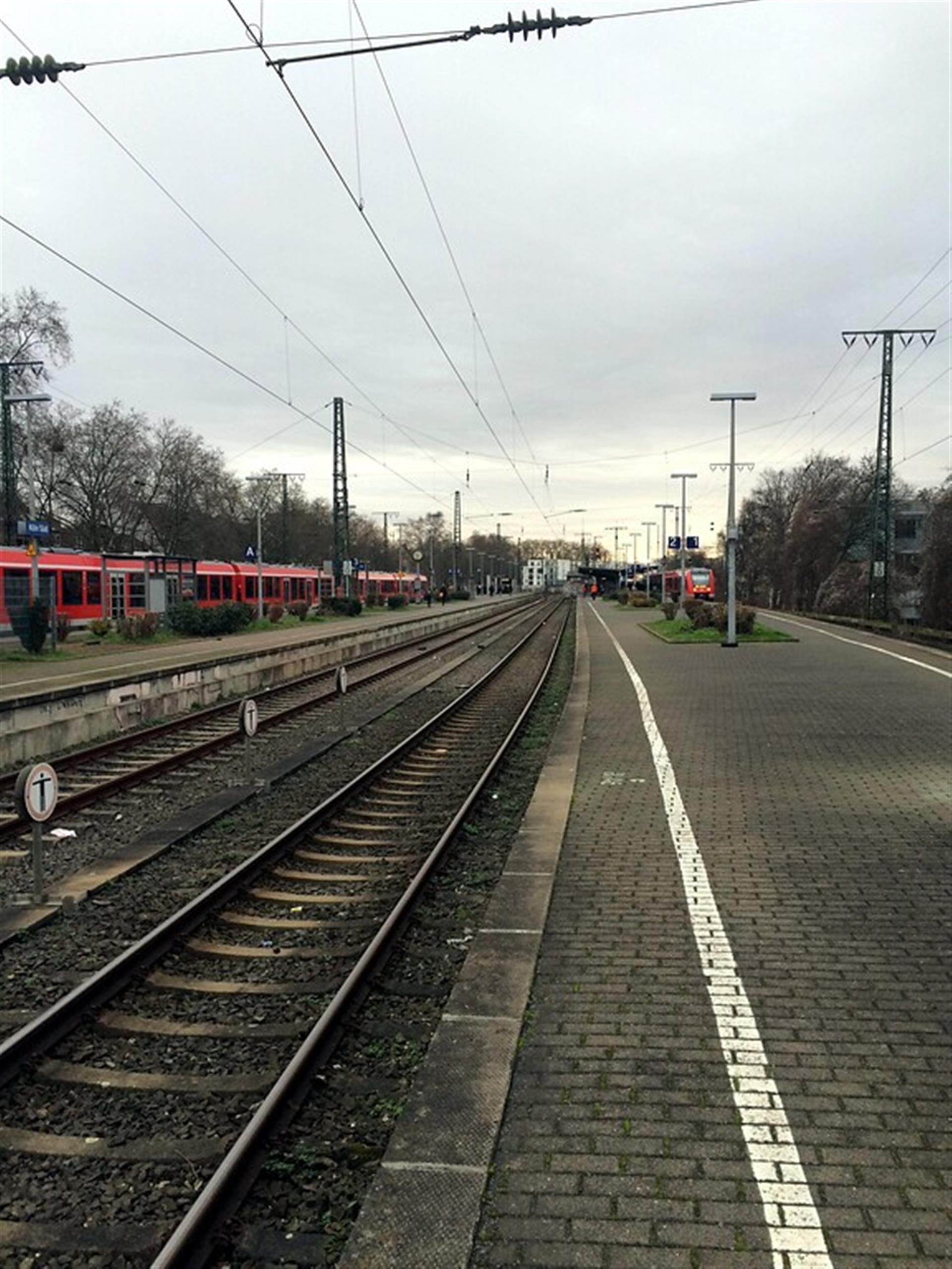 Bahnhof Köln-Süd (2016), Bahnsteig von Gleis 1/2, Blick in Richtung Süden &copy; Elmar Knieps / Landschaftsverband Rheinland / CC BY 4.0