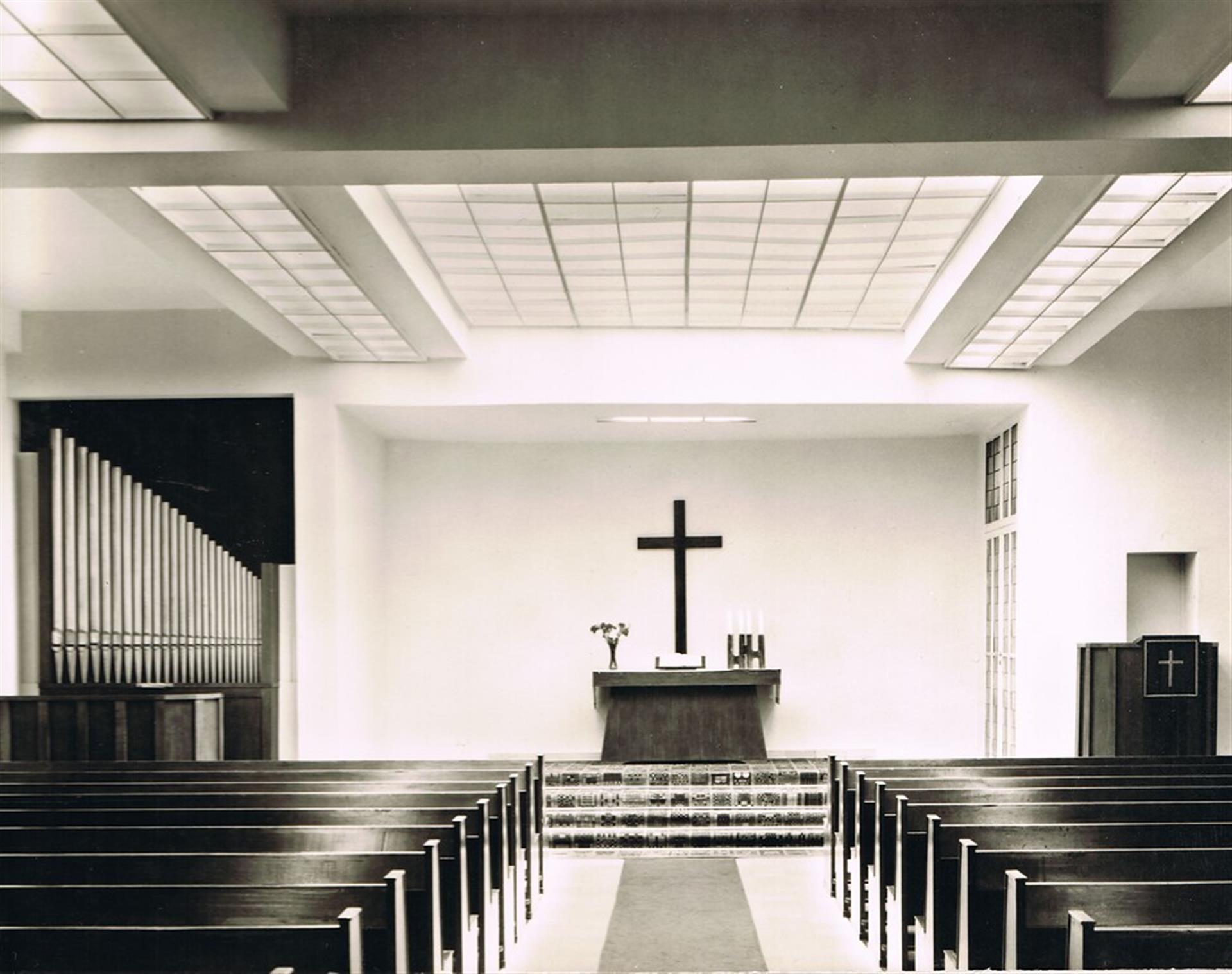 Historisches Foto vom Innen- und Altarraum der zuvor teilzerstörten und bis 1948 wieder aufgebauten Kreuzkapelle in Köln-Riehl. &copy; Lang, Ute