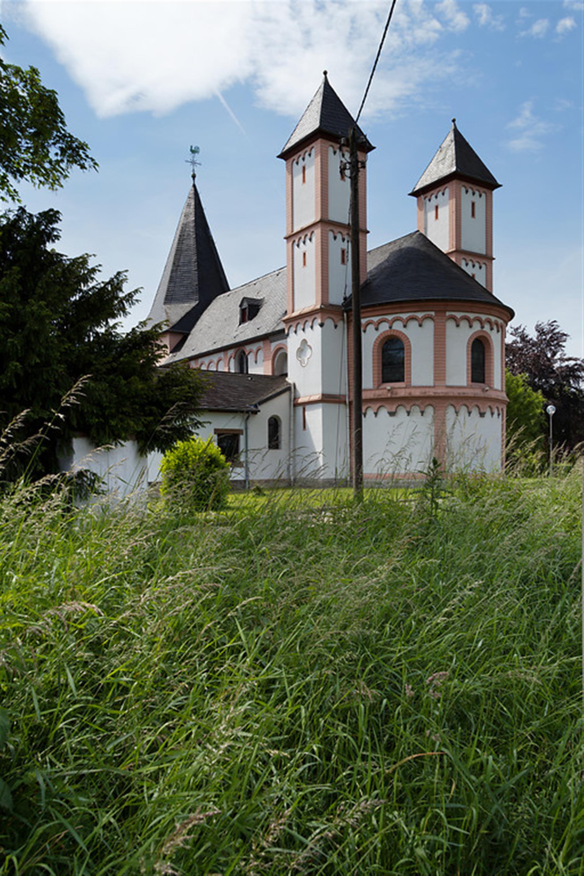 Langeler Damm in Rheinkassel, Blick von Osten auf die katholische Kirche St. Amandus (2014). &copy; LVR-Amt für Denkmalpflege im Rheinland, Silvia Margrit Wolf