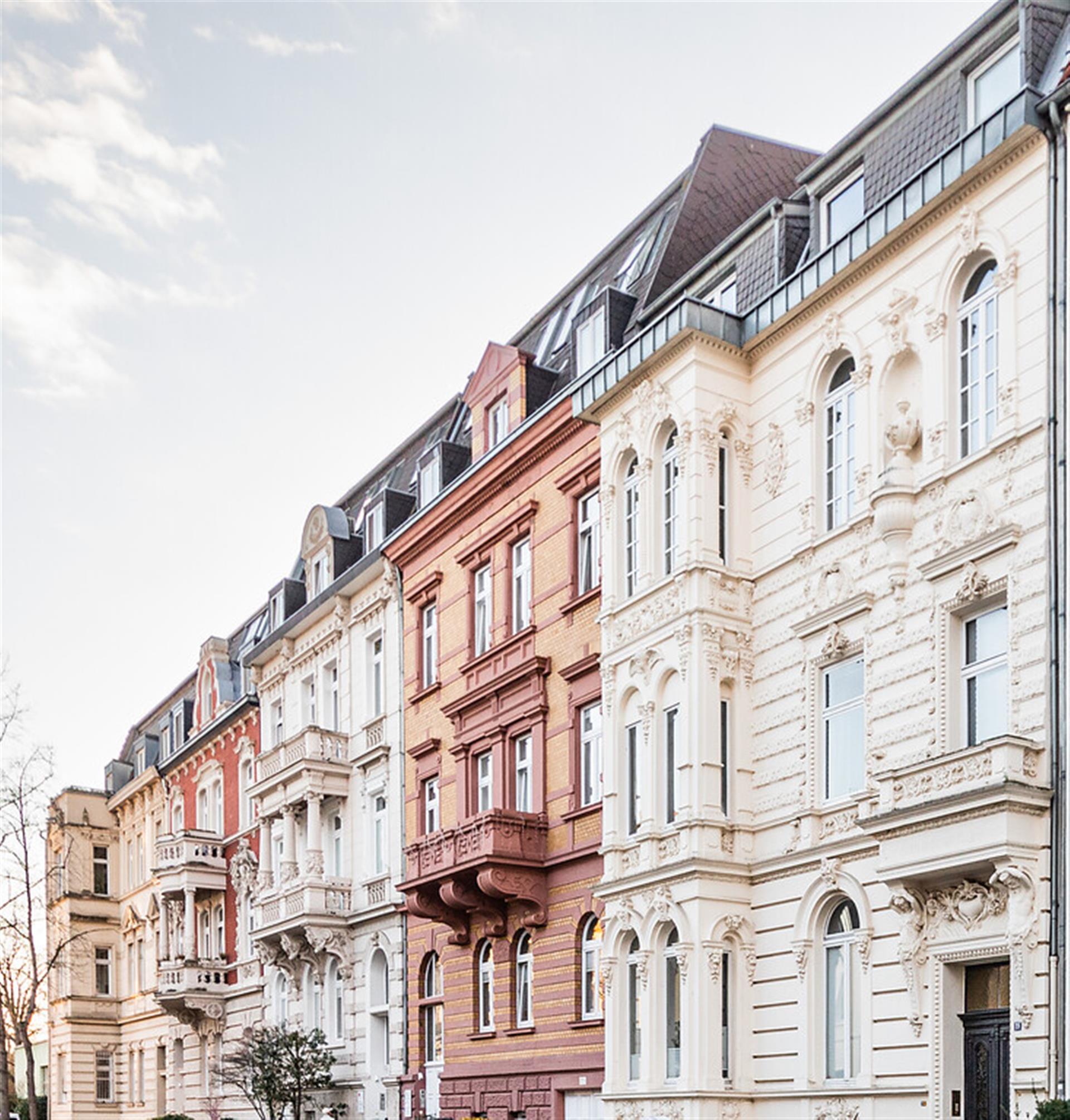 Häuserzeile in der Stammheimer Straße in Köln-Riehl (2022). Die Gebäude sind im Stil des Historismus erbaut worden. &copy; Sebastian Löder / CC-BY 4.0