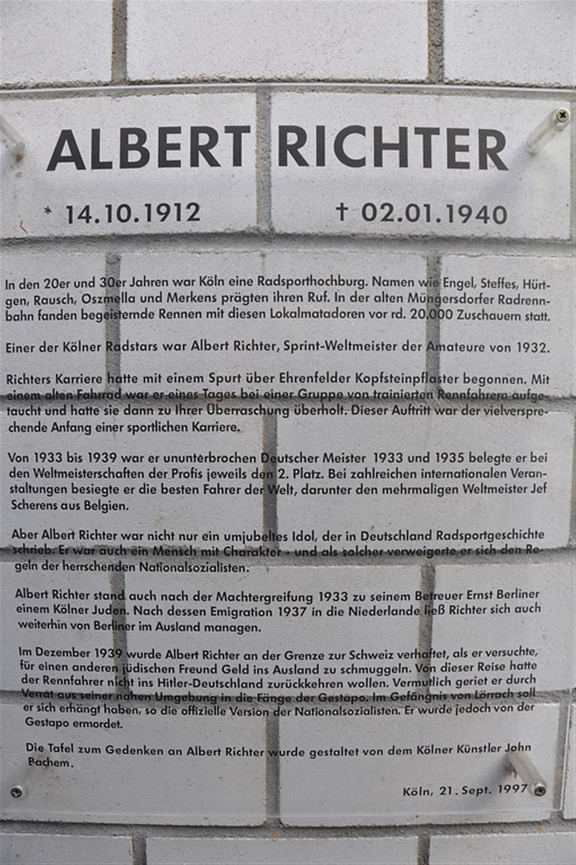Das Foto zeigt eine Gedenktafel für Albert Richter an der nach ihm benannten Albert-Richter-Bahn. &copy; Christoph Boddenberg