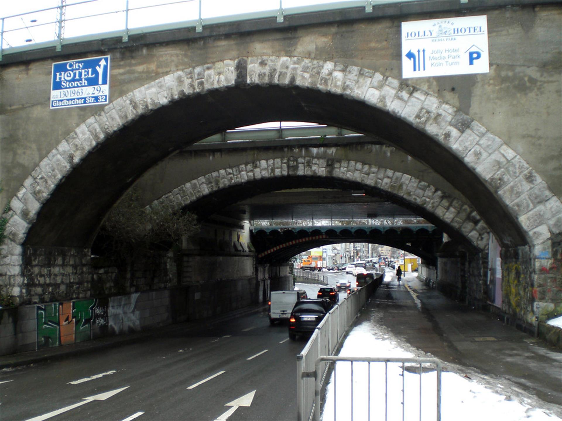Das Foto zeigt die in vier Brückensträngen verlaufende Überquerung der Gladbachser Straße durch die Kölner Ringbahn (2018). &copy; Walter Buschmann/  Landschaftsverband Rheinland