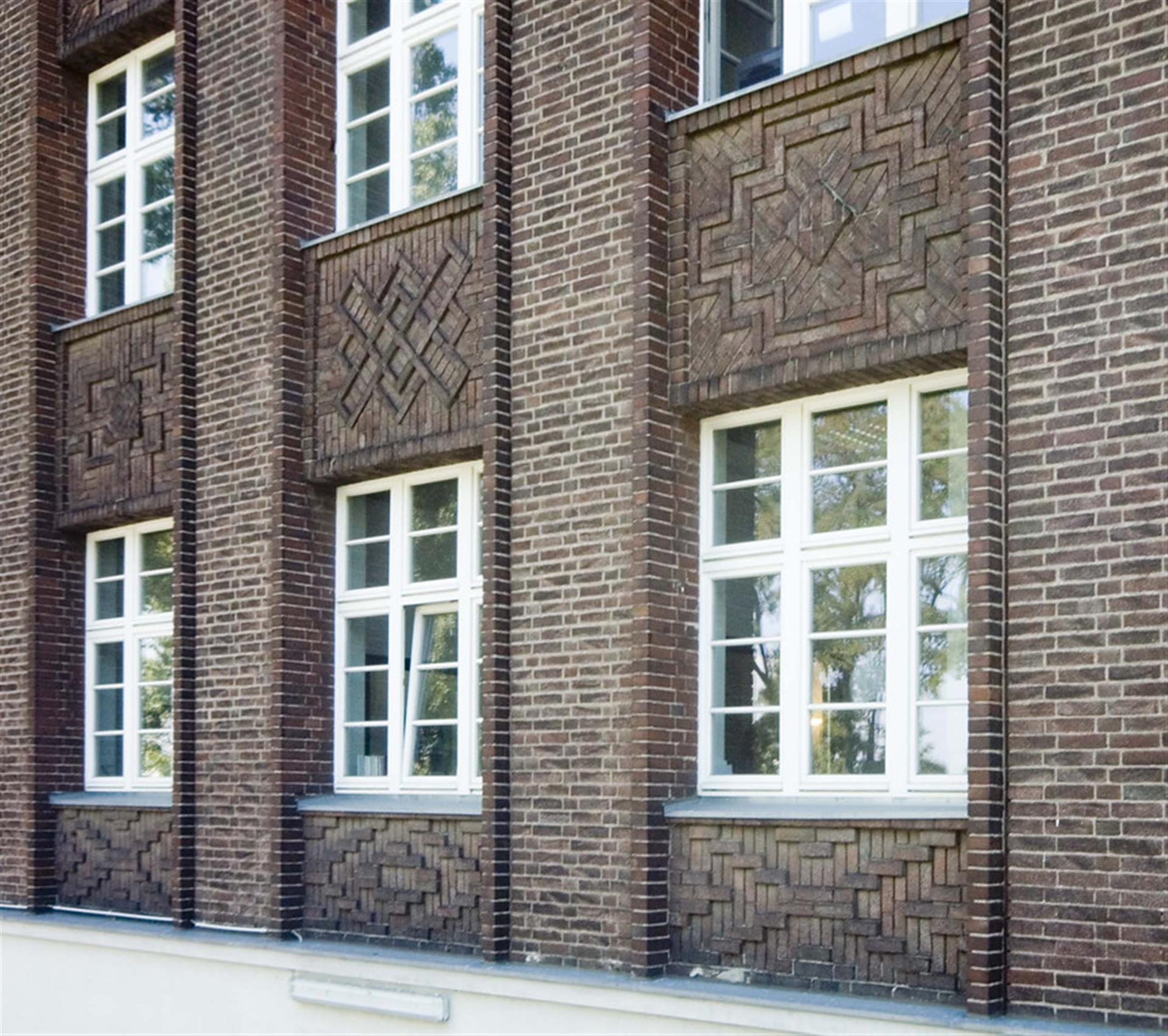 Backsteinfassade des Verwaltungsgebäudes mit Torhaus von 1926/27. (2018) &copy; Walter Buschmann / Landschaftsverband Rheinland