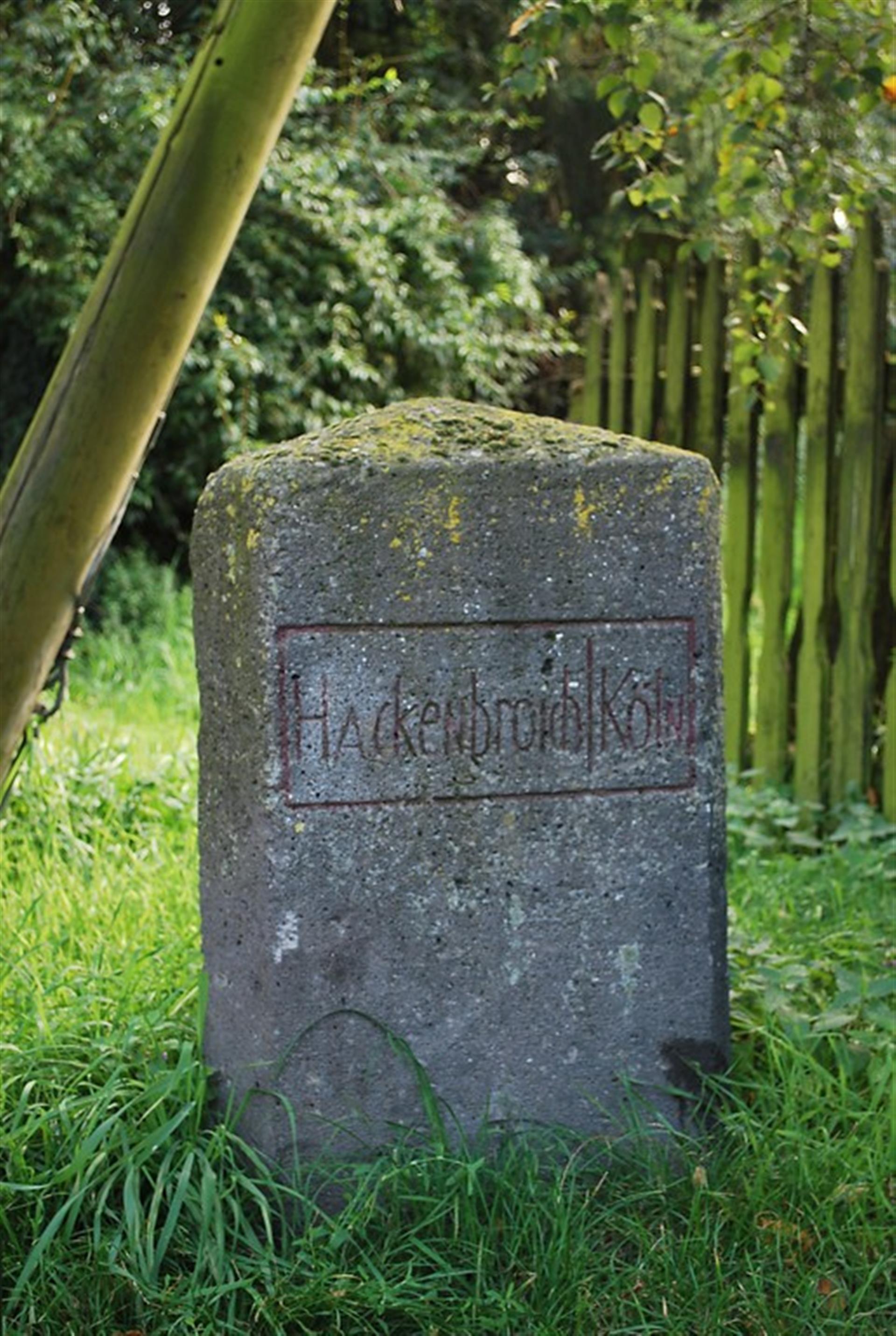 Vor der Kapelle in Hackhausen steht dieser Grenzstein, der die Inschrift Hackenbroich - Köln trägt. &copy; Gelhar, Martina/ LVR-Abteilung Landschaftliche Kulturpflege
