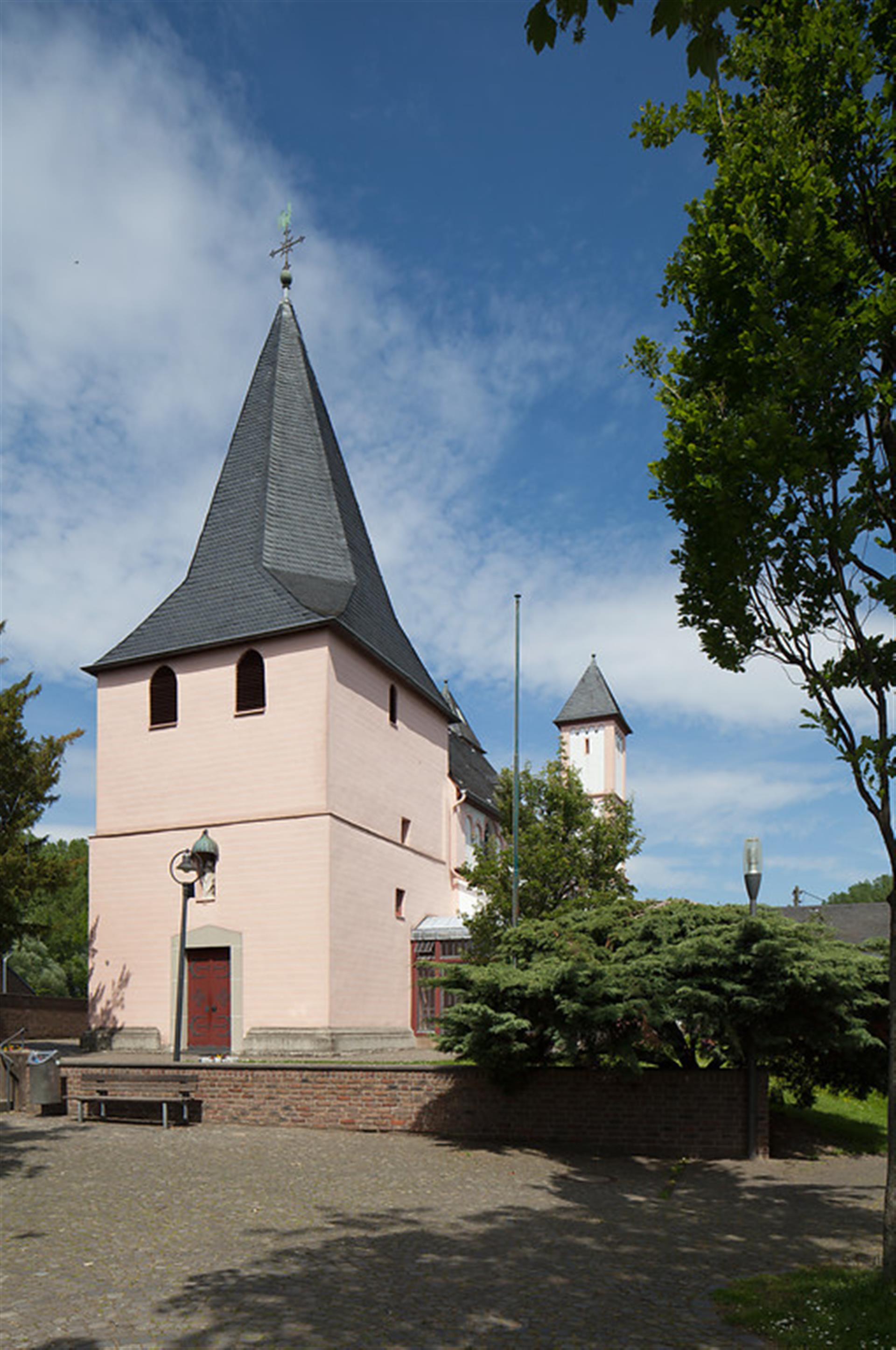 Vorplatz der Kirche in Rheinkassel, Blick von Süden auf St. Amandus &copy; LVR-Amt für Denkmalpflege im Rheinland, Silvia Margrit Wolf