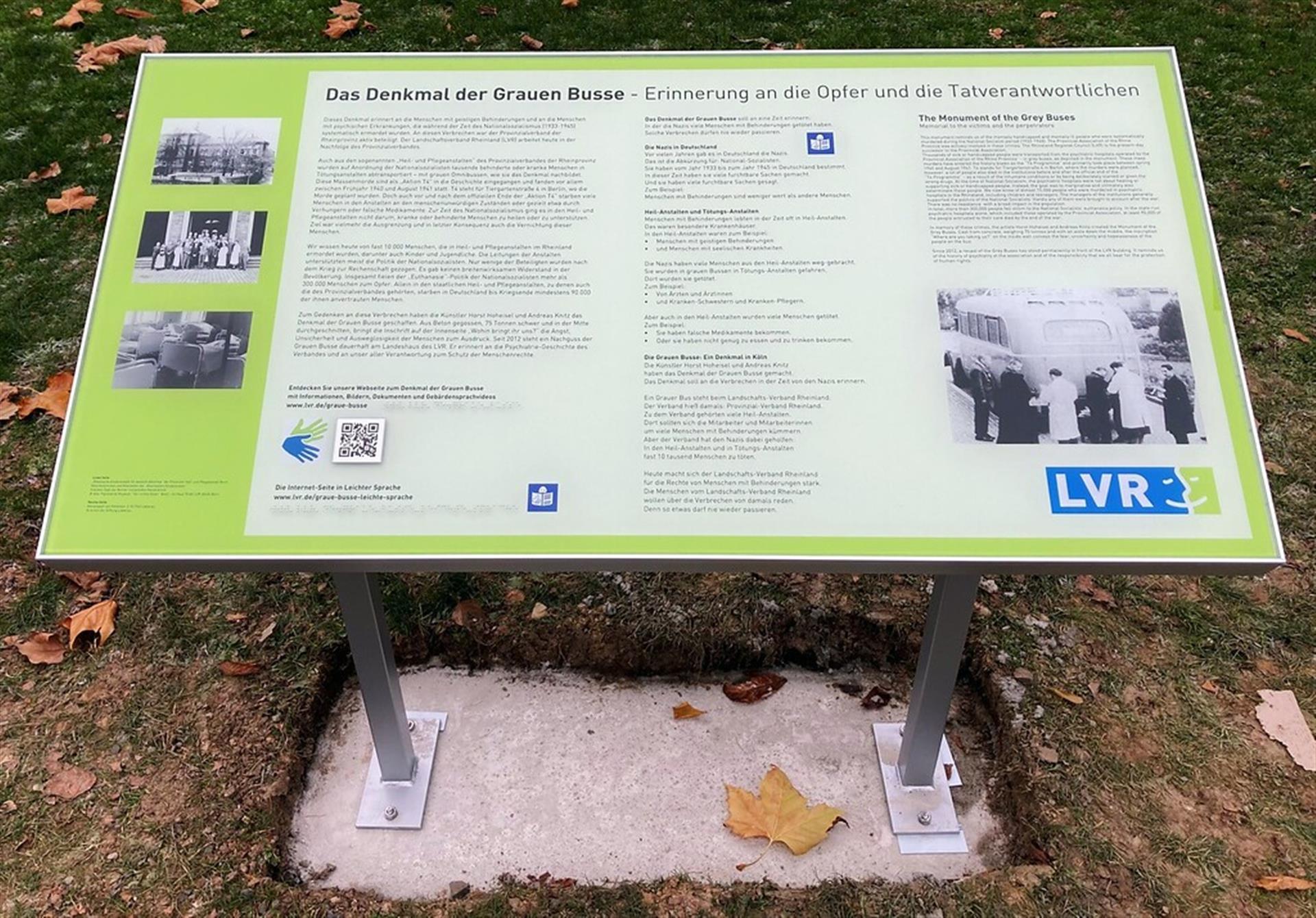 Informationstafel an dem 2011 errichteten "Denkmal der grauen Busse" für die Opfer der so genannten "Euthanasie-Aktion T4" 1940/41 am LVR-Landeshaus in Deutz (2022). &copy; Ferreau, Christine / Landschaftsverband Rheinland