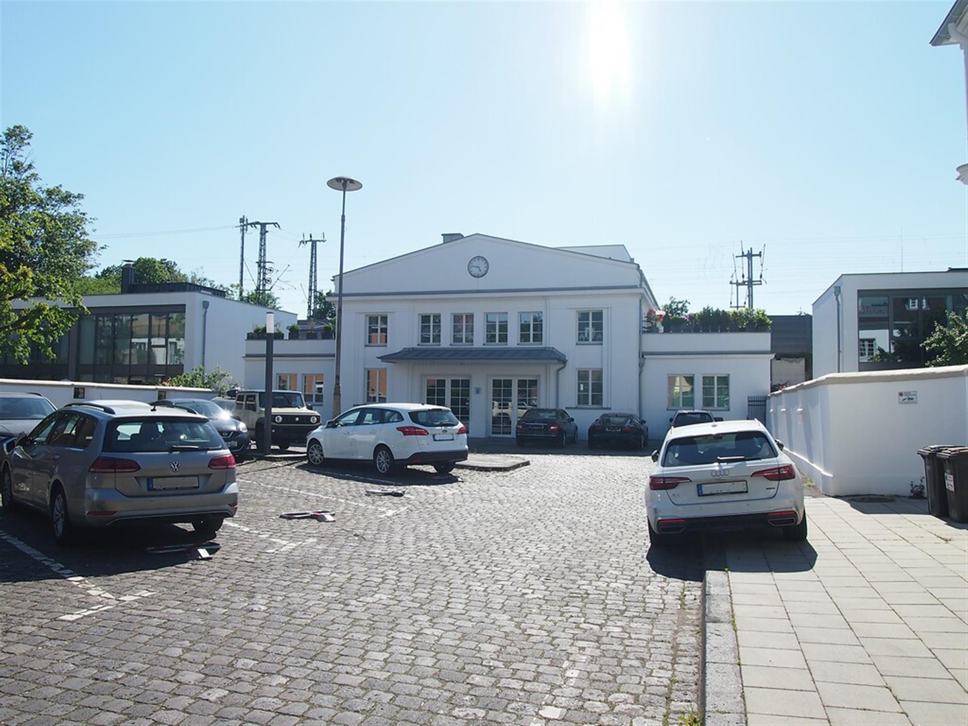 Ehemaliges Empfangsgebäude des Bahnhofs Nippes (2021) &copy; Julian Weller / CC BY 4.0