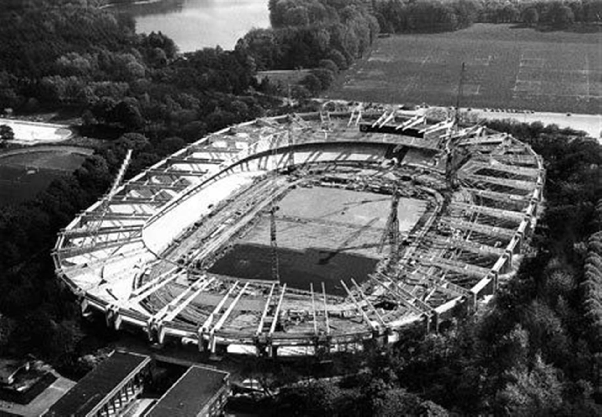 Historische Luftbildaufnahme des Müngersdorfer Stadions während der Umbauphase (1975). &copy; © Kölner Sportstätten GmbH