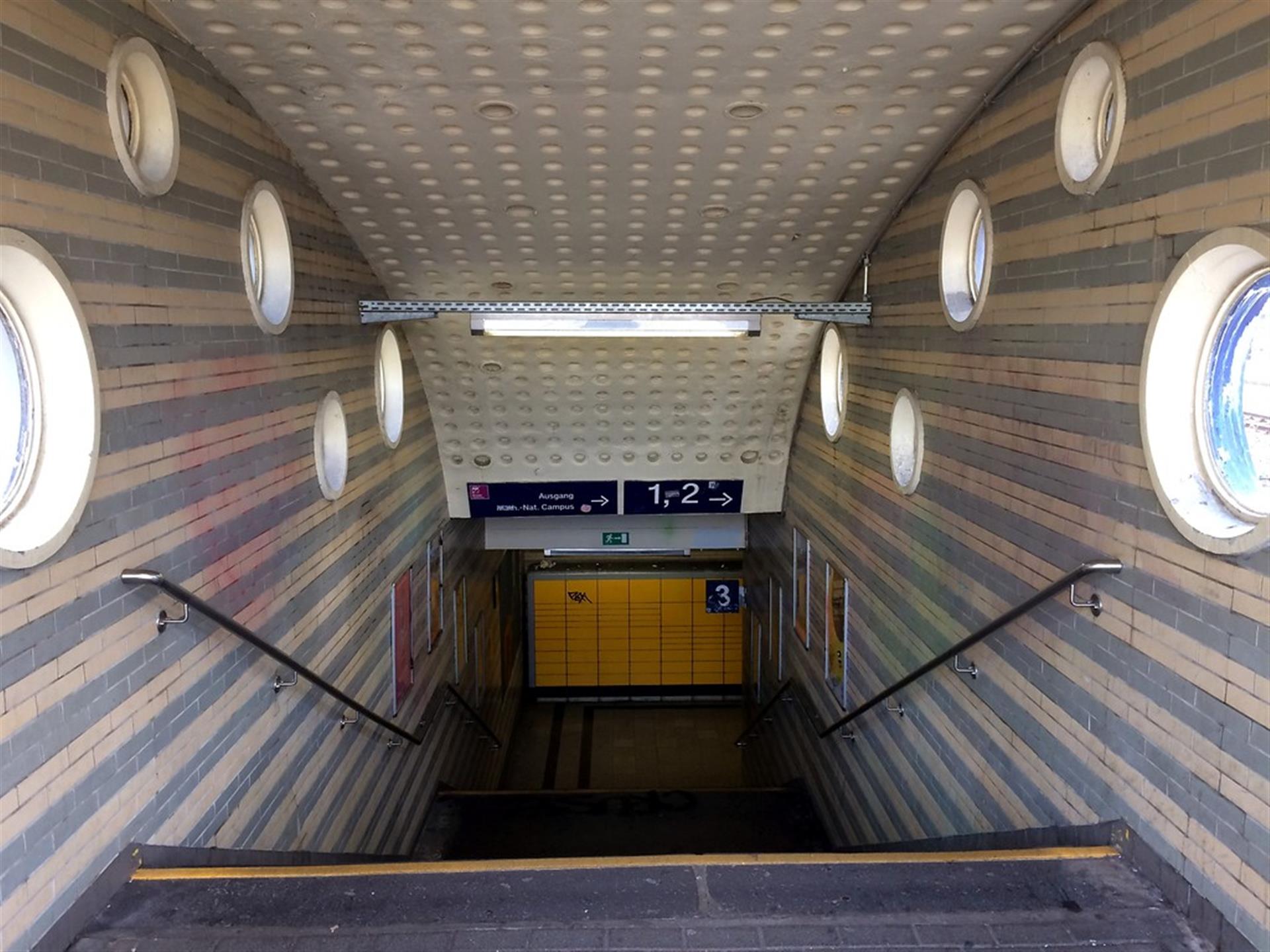 Blick in das Gehäuse des Treppenaufstiegs auf den Bahnsteig des Bahnhofs Köln-Süd (2017). &copy; Knieps, Elmar