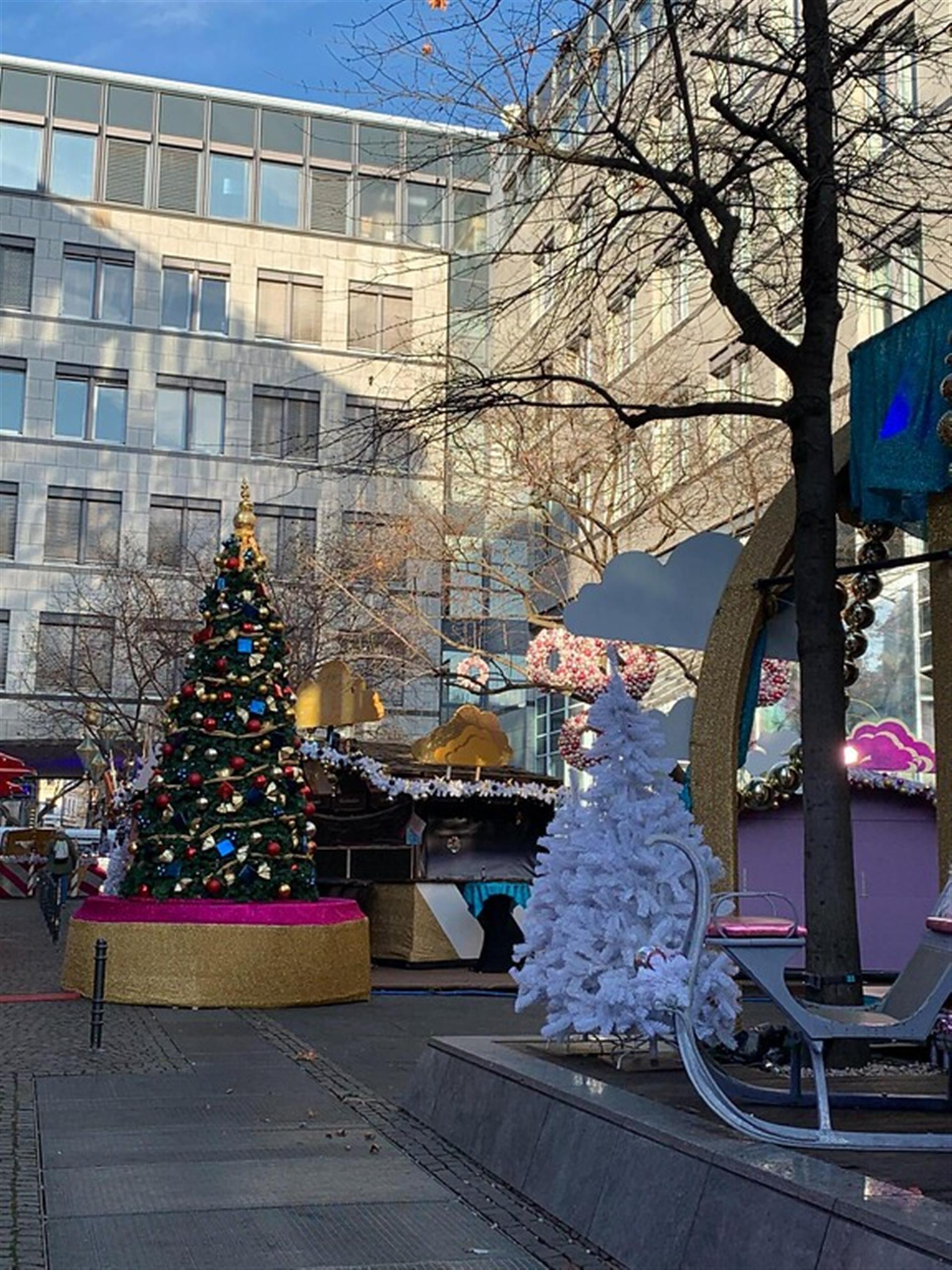 Die Schaafenstraße in Köln-Innenstadt (2021). Am Mauritiuswall in Richtung Pilgrimstraße ist der alljährliche schwul-lesbische-Weihnachtsmarkt "Heavenue" aufgebaut. &copy; Janina Schwiderski / Landschaftsverband Rheinland / CC-BY-4.0