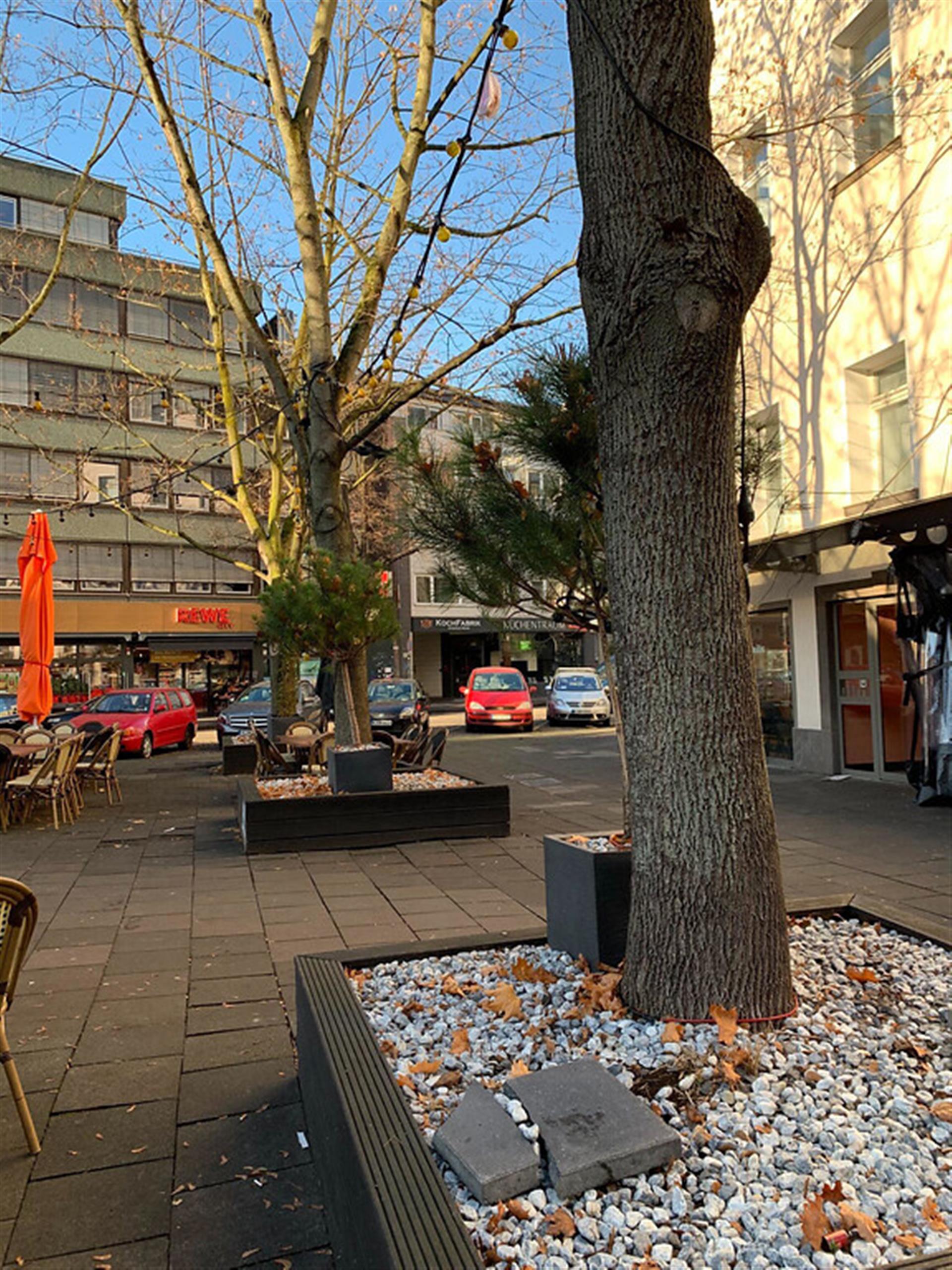 Der Jean-Claude-Letist-Platz in Köln-Altstadt-Süd (2021), mit Blick auf die Händelstraße samt Einzelhandel. &copy; Janina Schwiderski / Landschaftsverband Rheinland / CC-BY-4.0