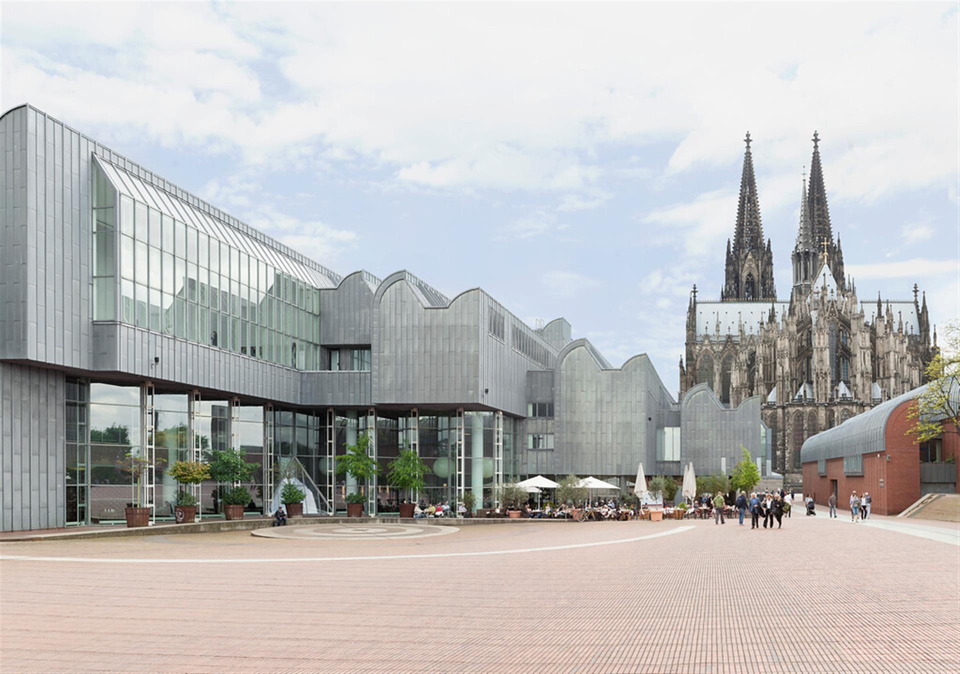 Blick vom Heinrich-Böll-Platz auf das Museum Ludwig in der Kölner Altstadt-Nord (2017). Im Hintergrund ist rechts der Kölner Dom zu sehen. &copy; Museum Ludwig / A.R.