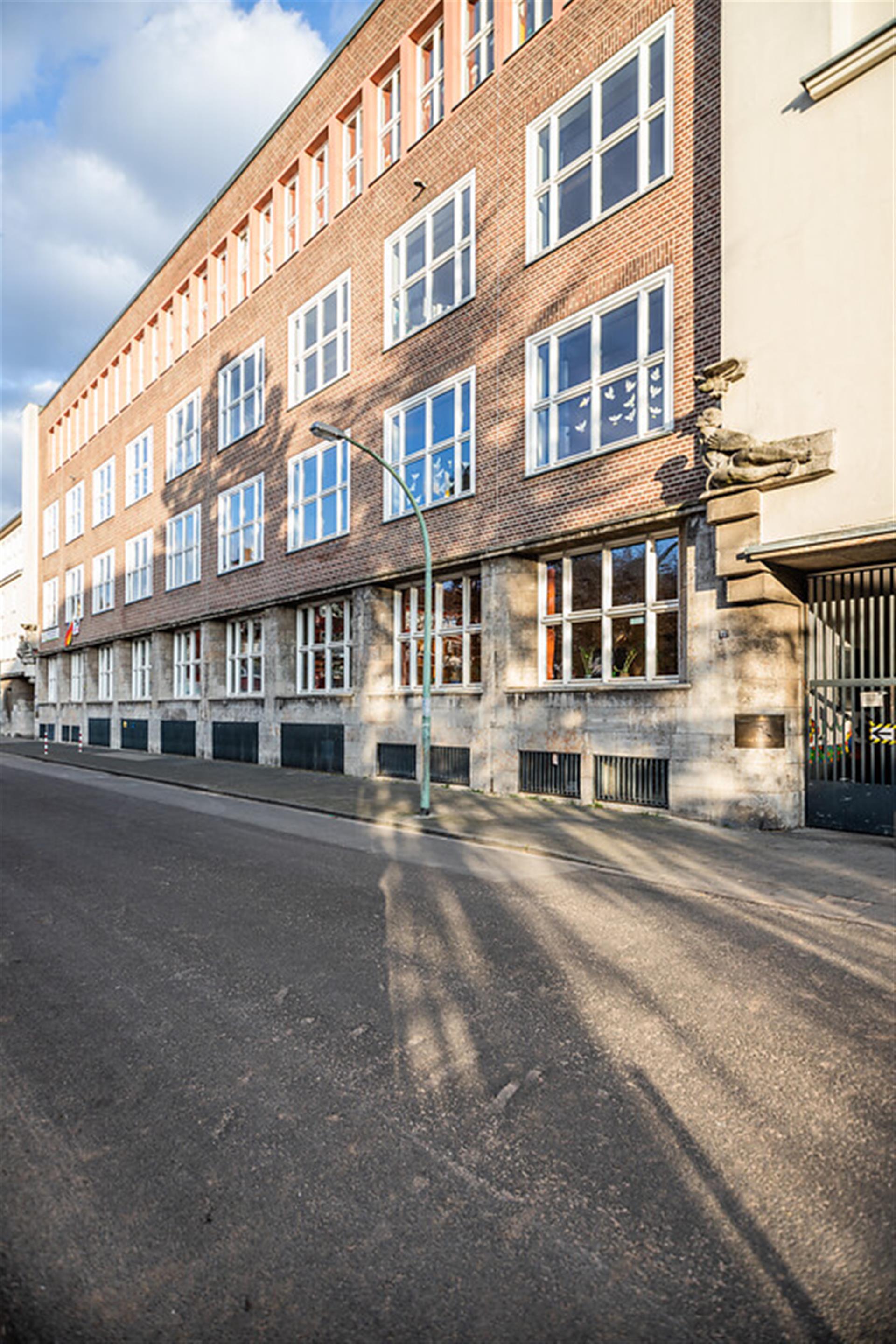 Gemeinschaftsgrundschule Garthestraße in Köln-Riehl (2022). In dem Gebäude befand sich eine Volksschule. &copy; Sebastian Löder / CC-BY 4.0