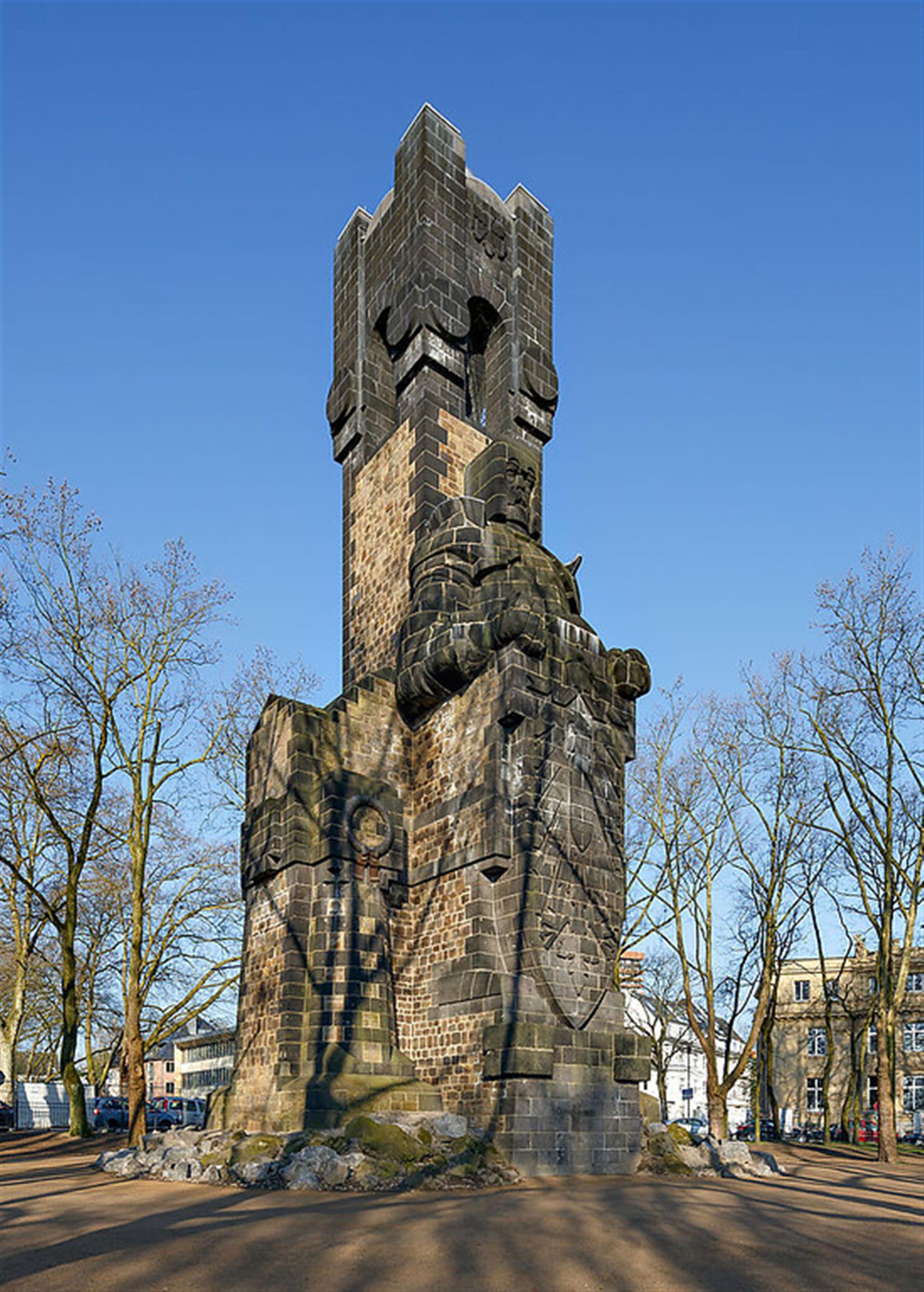 Der Bismarckturm am Gustav-Heinemann-Ufer, Ecke Bayenthalgürtel in Köln-Marienburg (2016). &copy; Aranas, Uwe / CEphoto / CC BY-SA 3.0