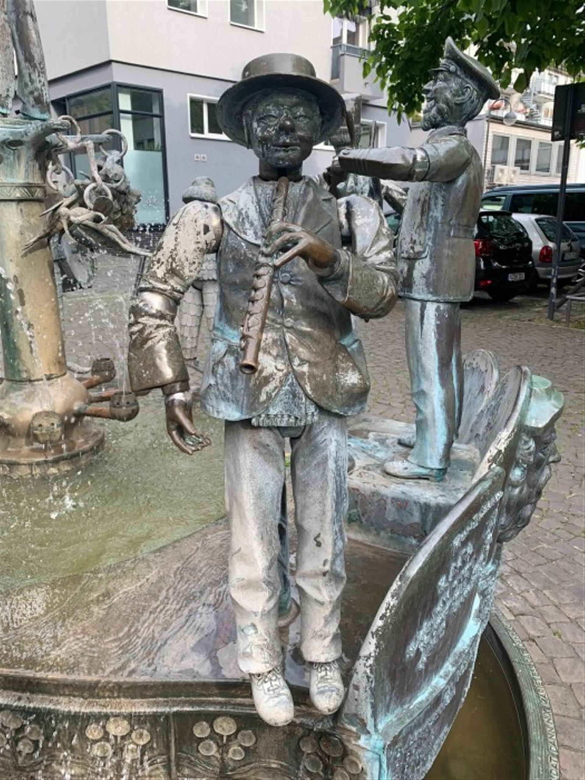 Der Kölner Musikant Arnold Wenger (1836-1902), bekannt als "Fleuten-Arnöldche", dargestellt am Karl-Berbuer-Brunnen auf dem Karl-Berbuer-Platz in Köln-Altstadt-Süd (2022). &copy; Kievernagel, Uli