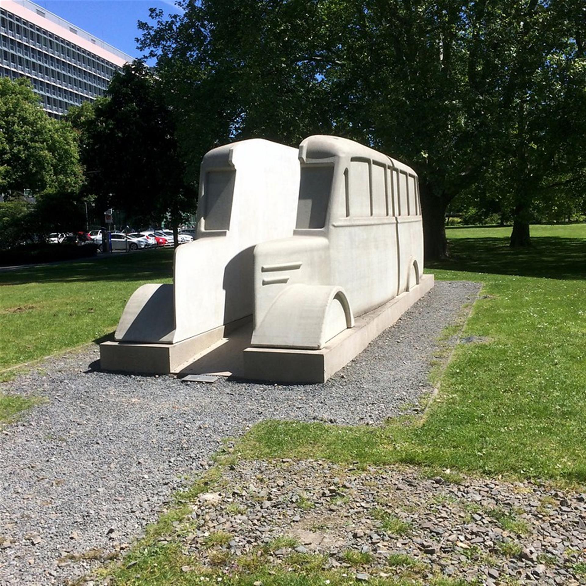 Das "Denkmal der grauen Busse" am LVR-Landeshaus in Köln-Deutz (2019). &copy; Knieps, Elmar / Landschaftsverband Rheinland