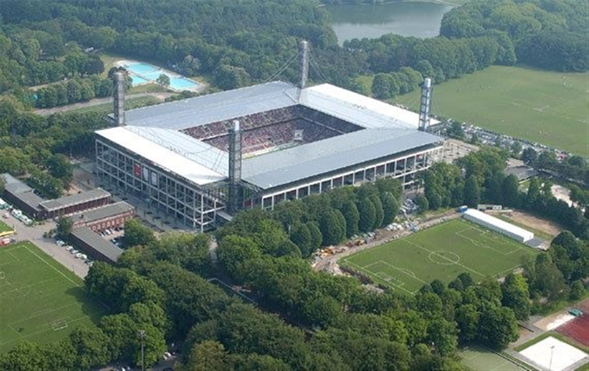 Luftbild des Sportparks Müngersdorf mit dem neuen RheinEnergie-Stadion (2012). &copy; Kölner Sportstätten GmbH