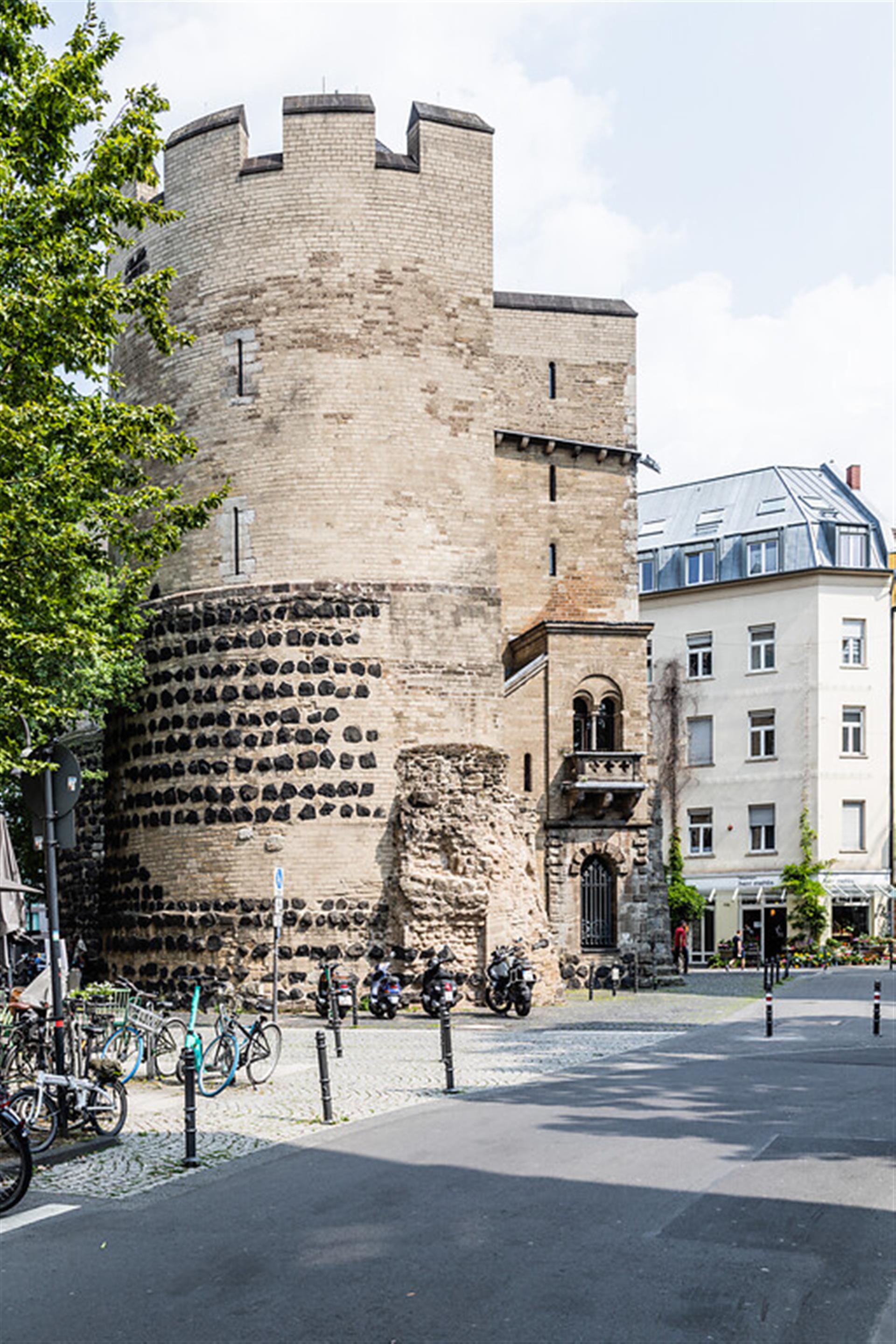 Blick von der Lübecker Straße auf die Eigelsteintorburg in Köln (2021) &copy; Sebastian Löder / CC BY 4.0