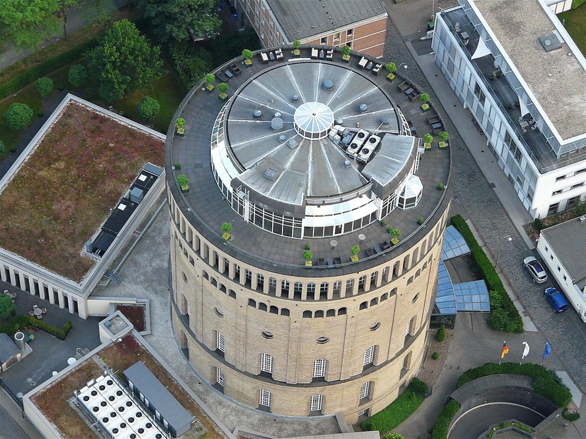 Luftaufnahme des Wasserturms an der Kölner Kaygasse (2010), heute Hotel im Wasserturm mit Restaurant Himmel un Äd. &copy; Neuwieser / Wikimedia Commons, CC-BY-SA-2.0