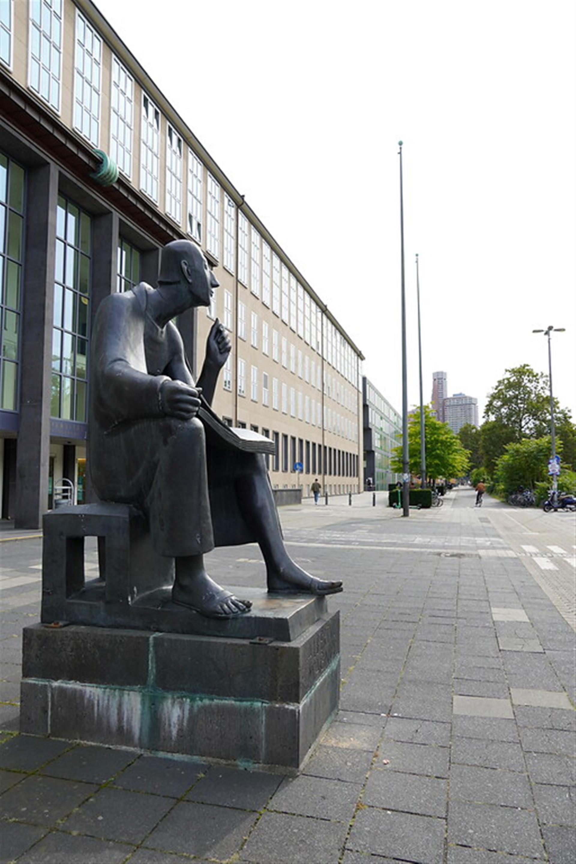 Das unter Schutz stehende Albertus-Magnus-Denkmal am Hauptgebäude der Universität zu Köln in Lindenthal (2021). &copy; Katharina Grünwald / Landschaftsverband Rheinland / CC BY 4.0
