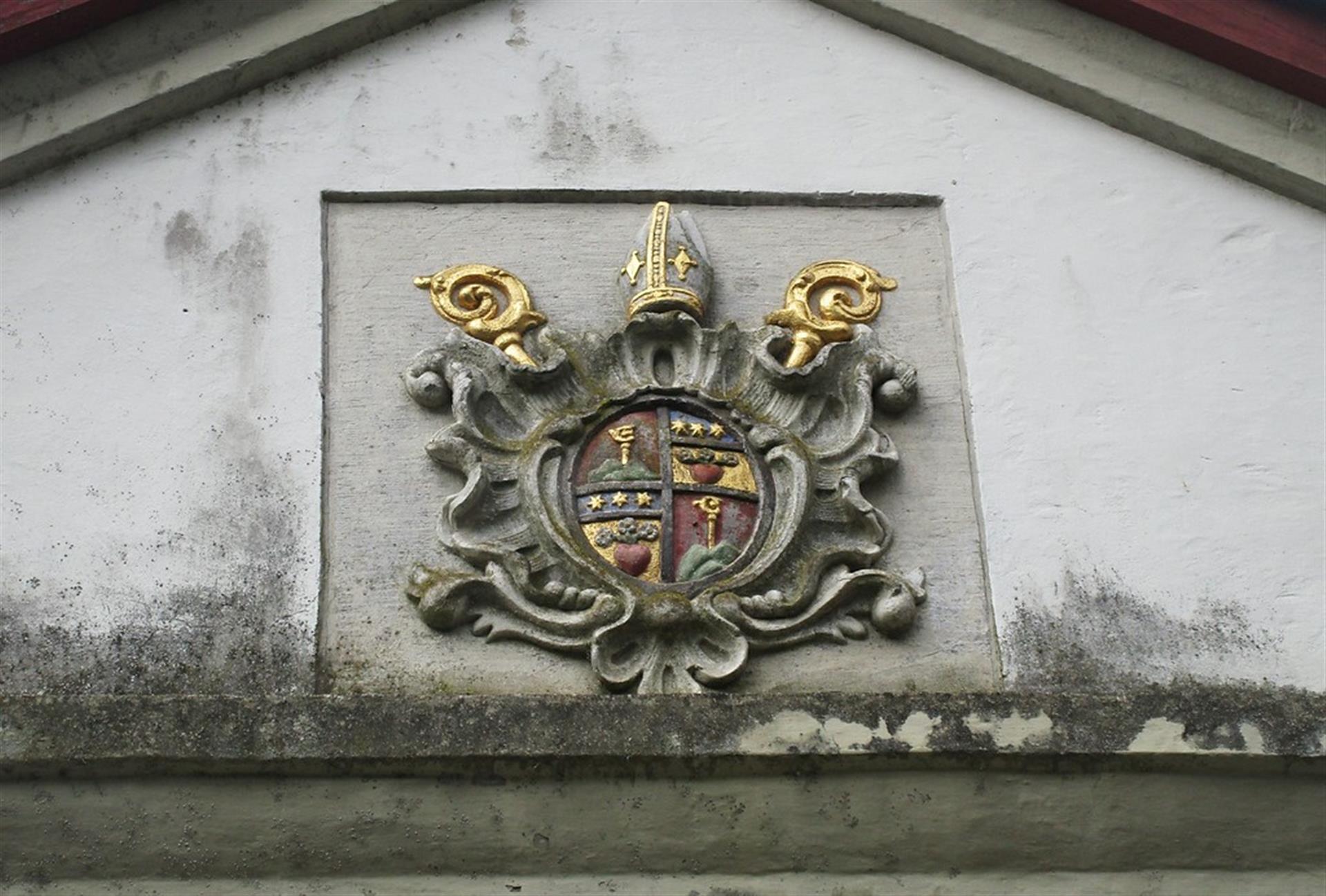 Wappenstein im oberen Bereich des Portals zum barocken Küchenhof der früheren Abtei Altenberg bei Odenthal (2017) &copy; Knöchel, Franz-Josef
